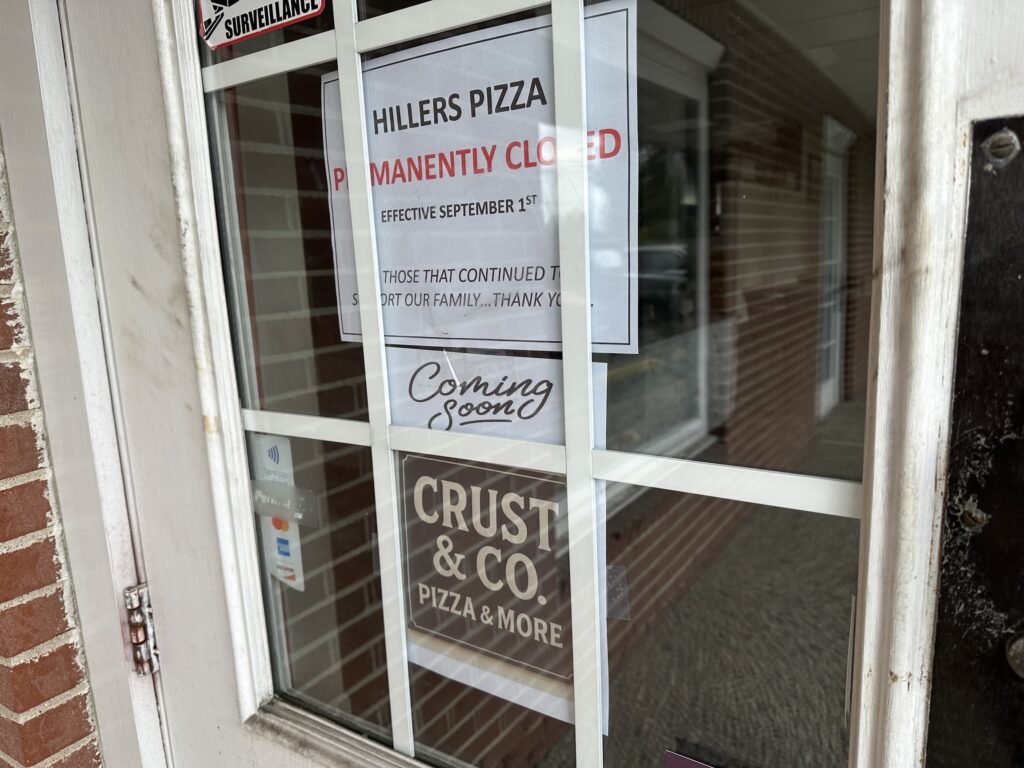 Hillers Pizza closed sign